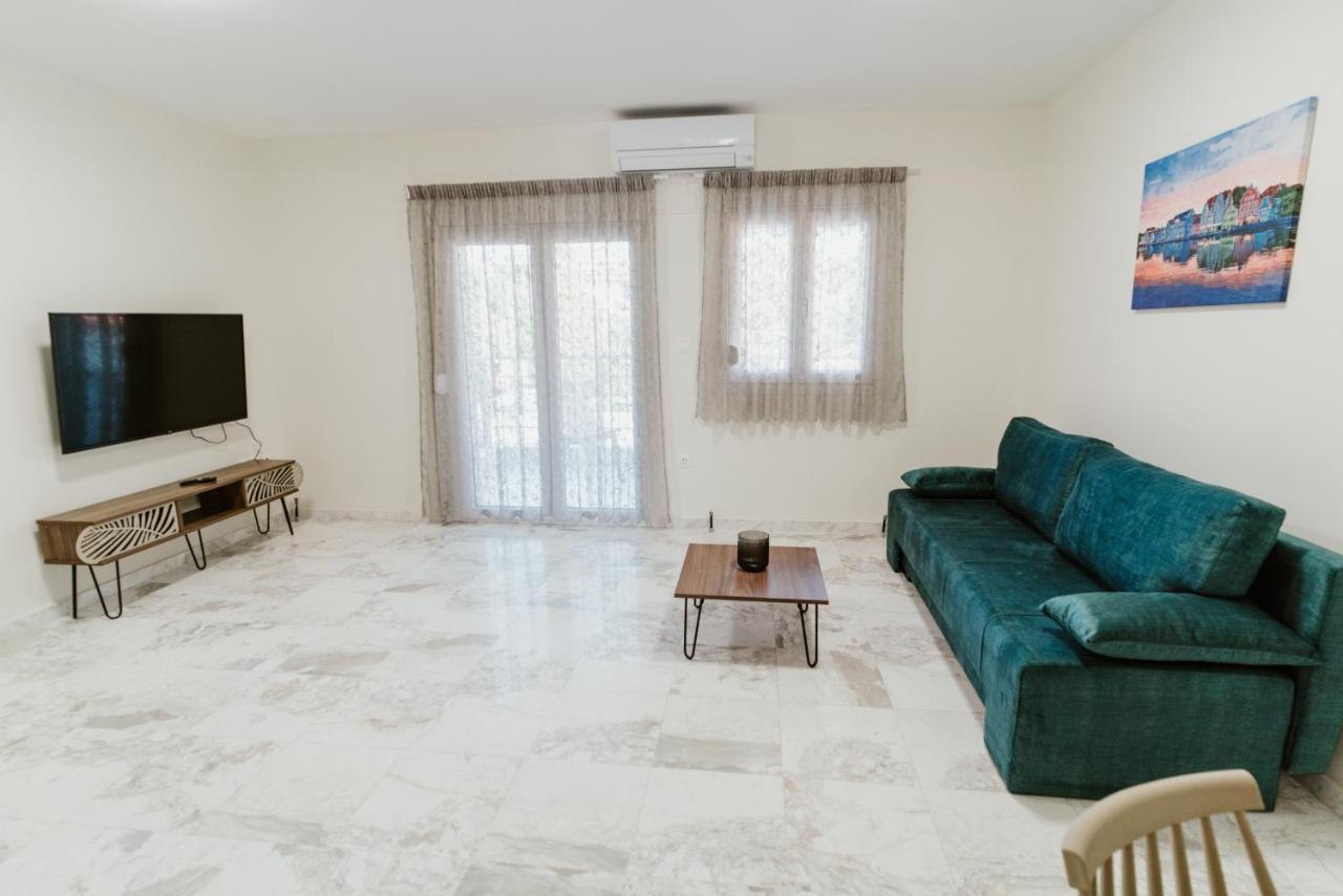 Blue And White Luxury Suites Nea Kallikrateia Dış mekan fotoğraf