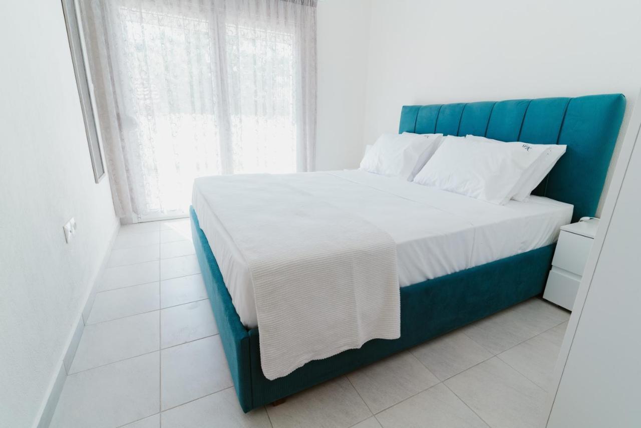 Blue And White Luxury Suites Nea Kallikrateia Dış mekan fotoğraf